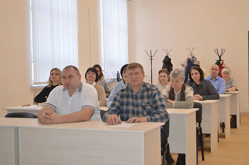 На очередной сессии окружного Собрания депутатов глава округа Оксана Красникова представила отчет о результатах своей деятельности и деятельности администрации за 2025 год